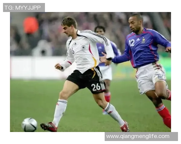 简陋足球明星背后的故事与成就揭秘